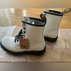 Brand New Dr. Martens 1460 White Smooth Leather Boots US7/EU38 Without Box